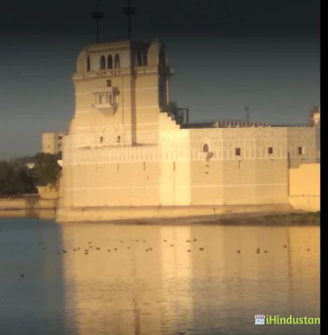 Apple International School - Logo