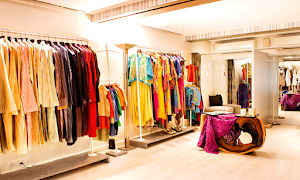 Avvari's Fashion Designer's Studio - Logo