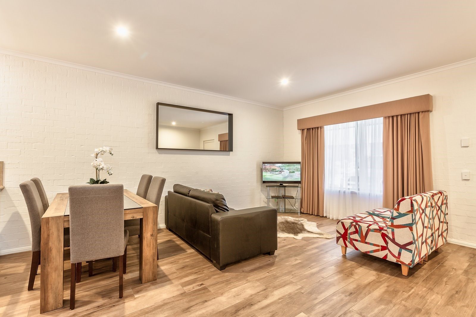 Blazing Stump Motel & Suites - Cover photo