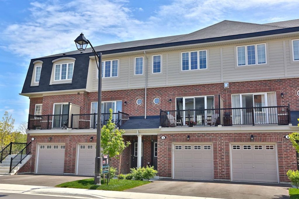 Brad Sauve Broker - Royal LePage Meadowtowne Realty - Logo