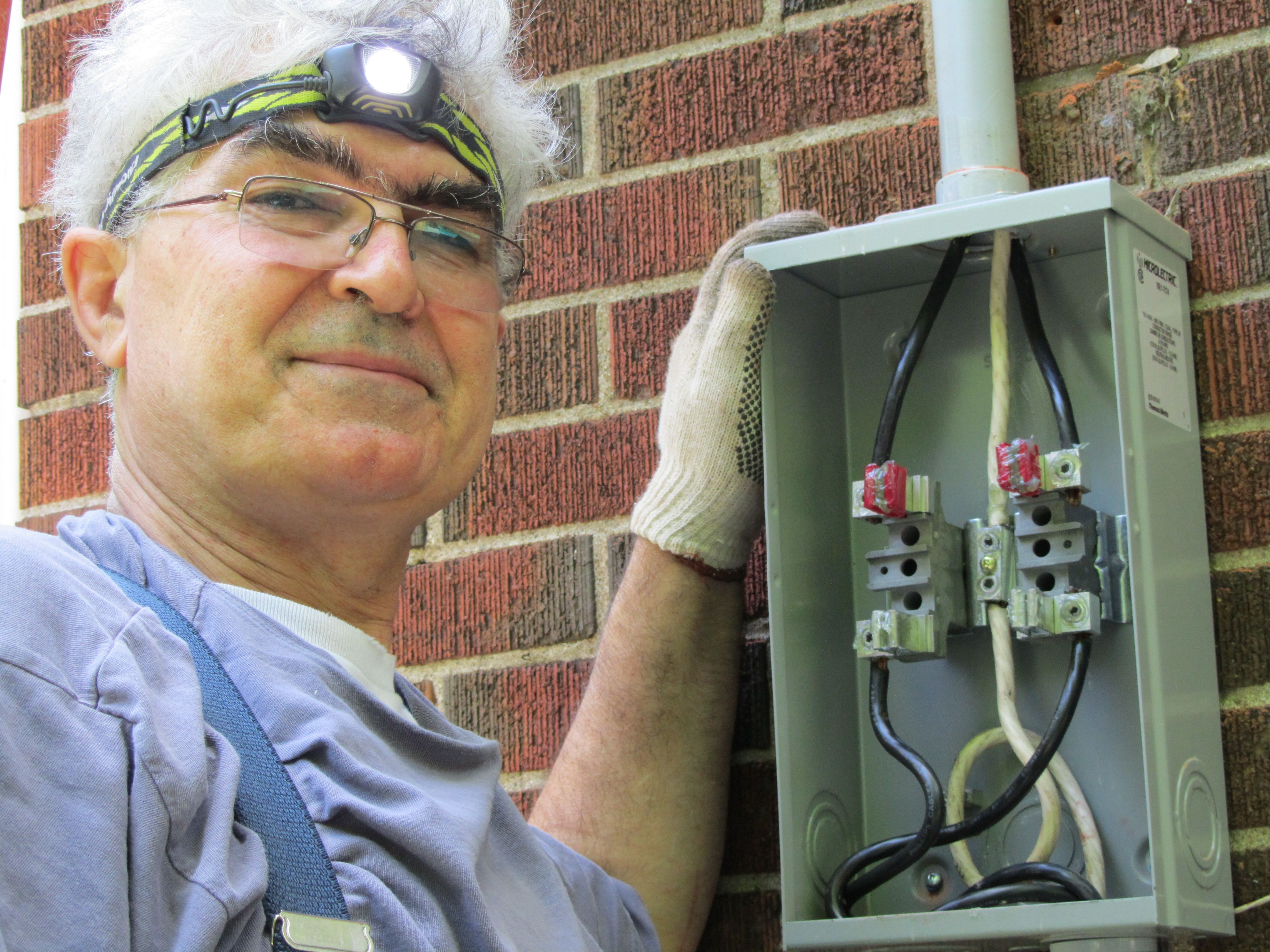 Canadian Electrical Service - Logo