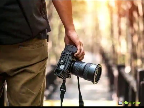 Captured Moments Photography. - Logo