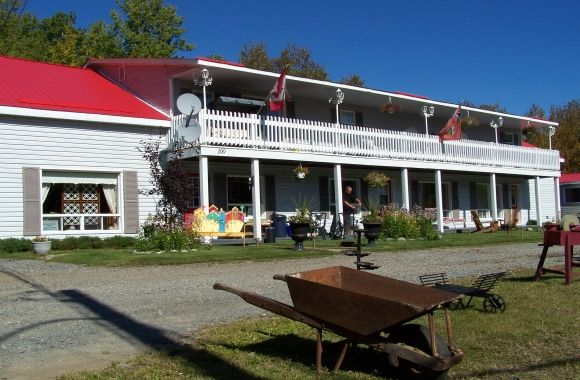 Cheminis Lodge - Logo