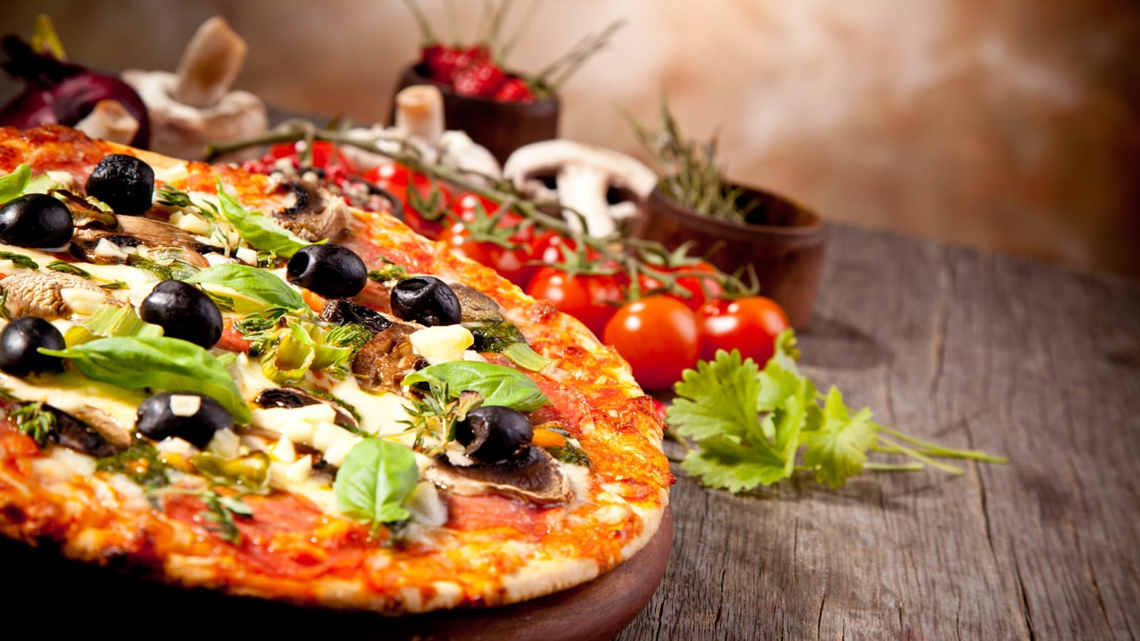 Club Pizzeria(wood fire ) - Logo