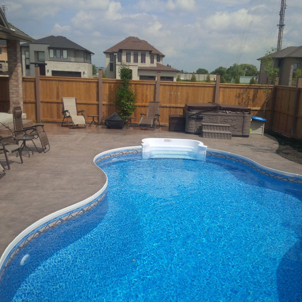 Custom Pool and Spa - Logo