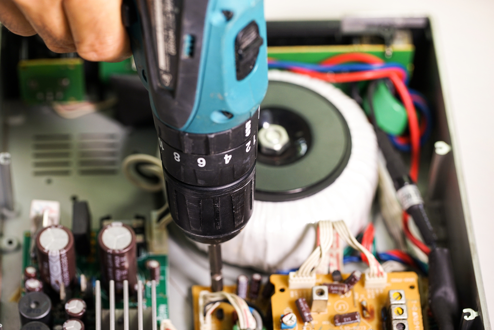 Darren Hallett Electrical - Logo