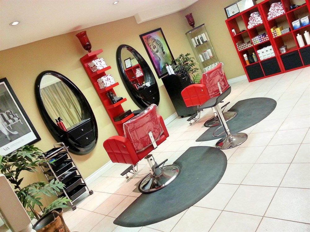 Dee&s;s House of Hair - Cover photo