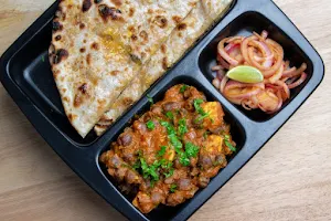 Delhi-6 Chaat's - Logo