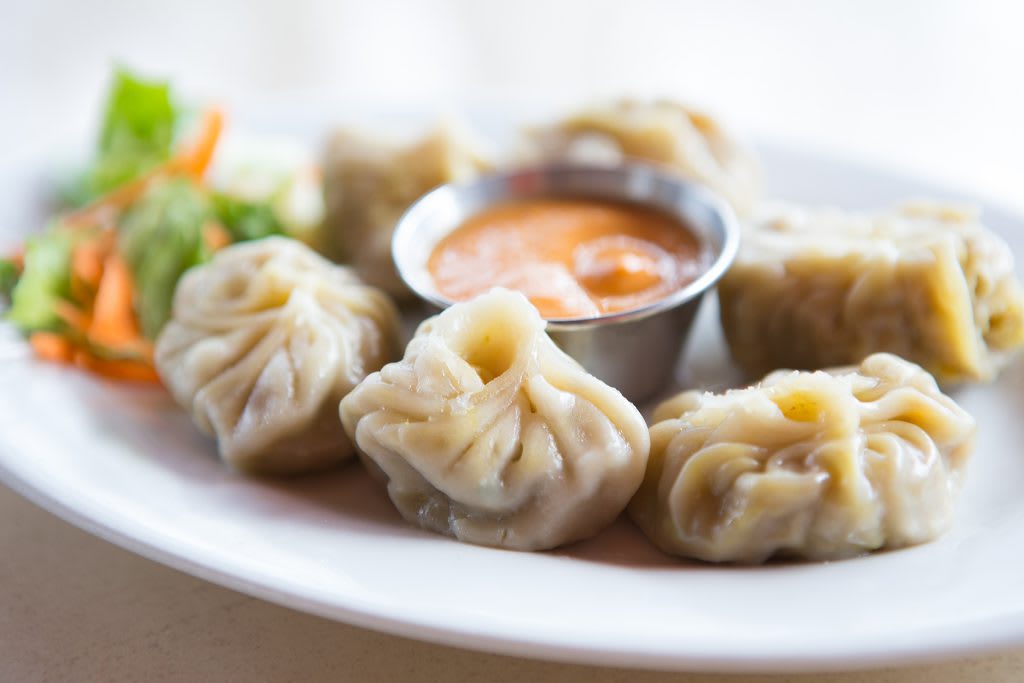 desi momo - Logo