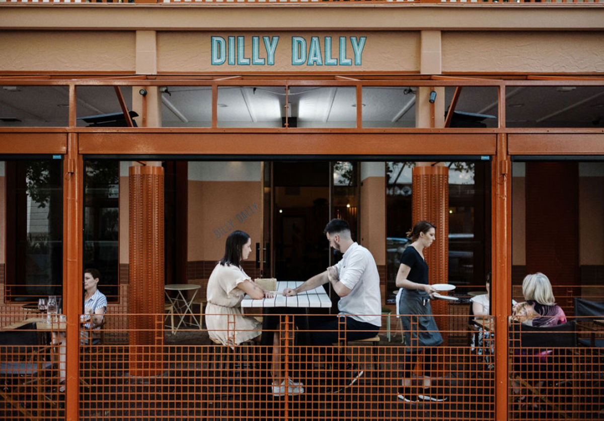 Dilly Dally - Logo
