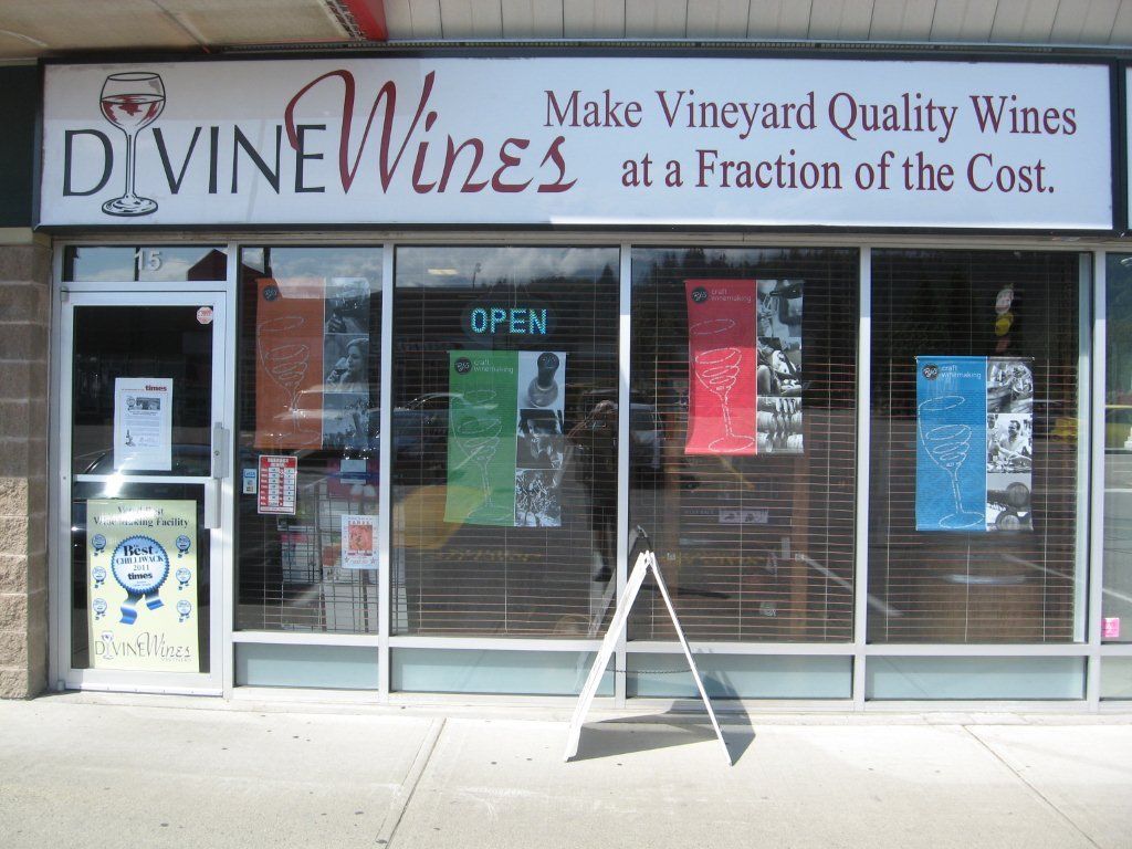 Divine Wines - Logo