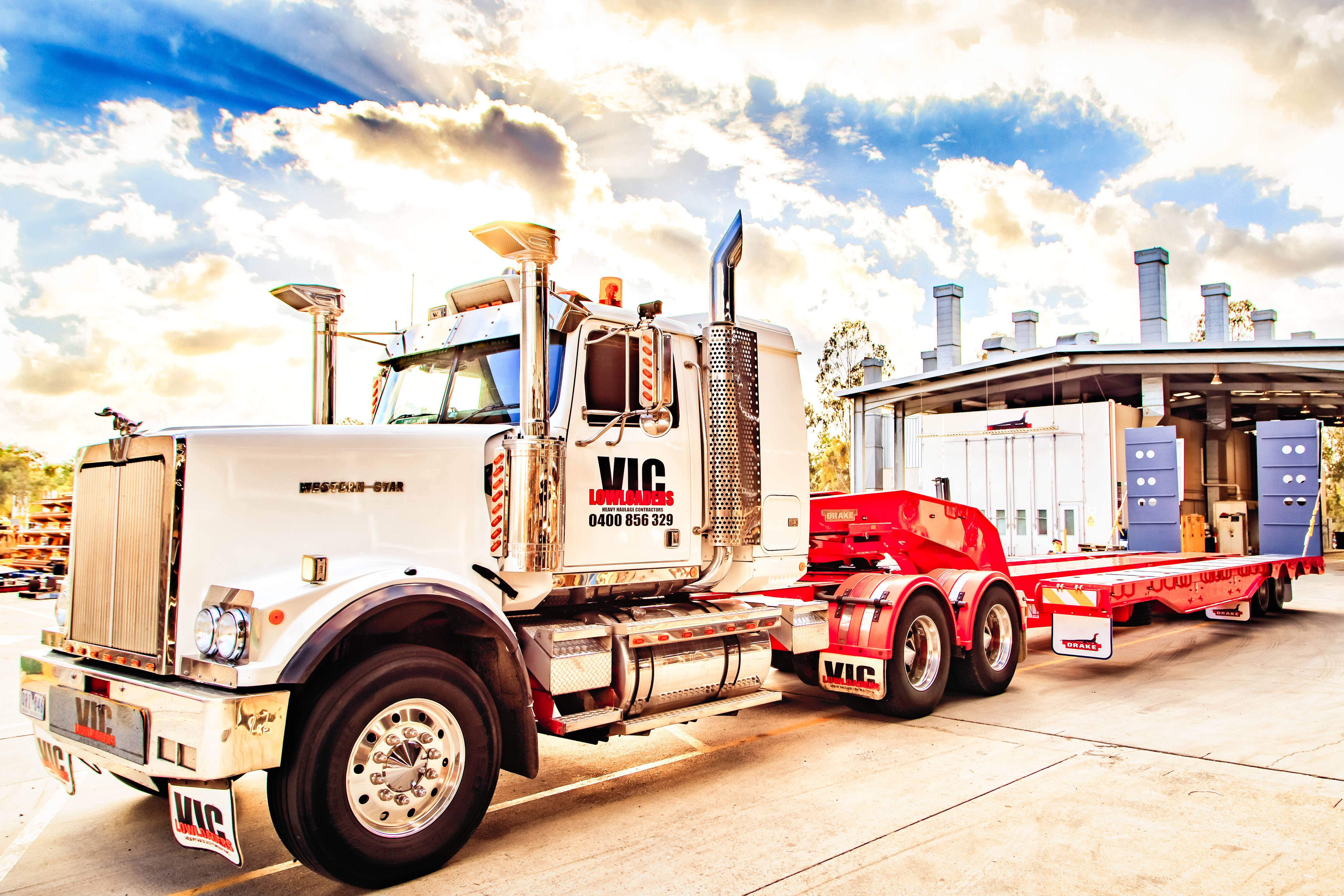 Drake Trailers - Logo