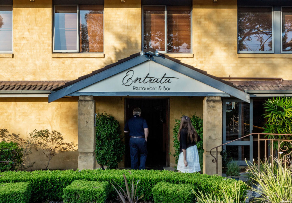 Entrata Restaurant & Bar - Logo