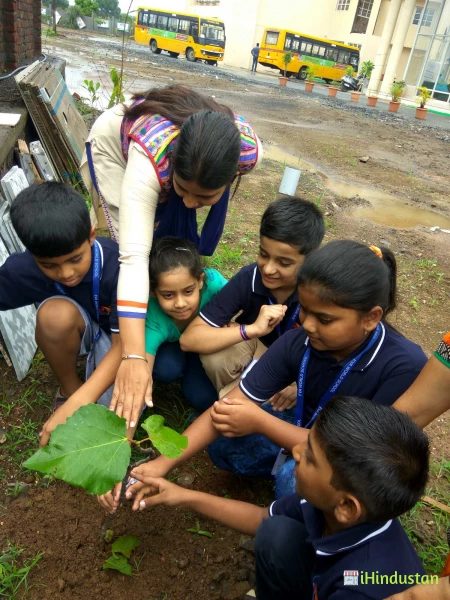 Eva World School - Logo