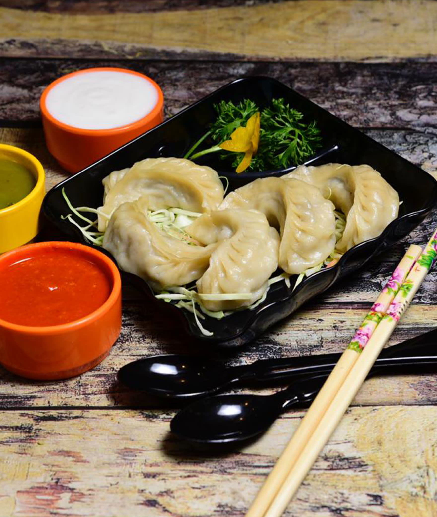 Everest Momos & More - Logo