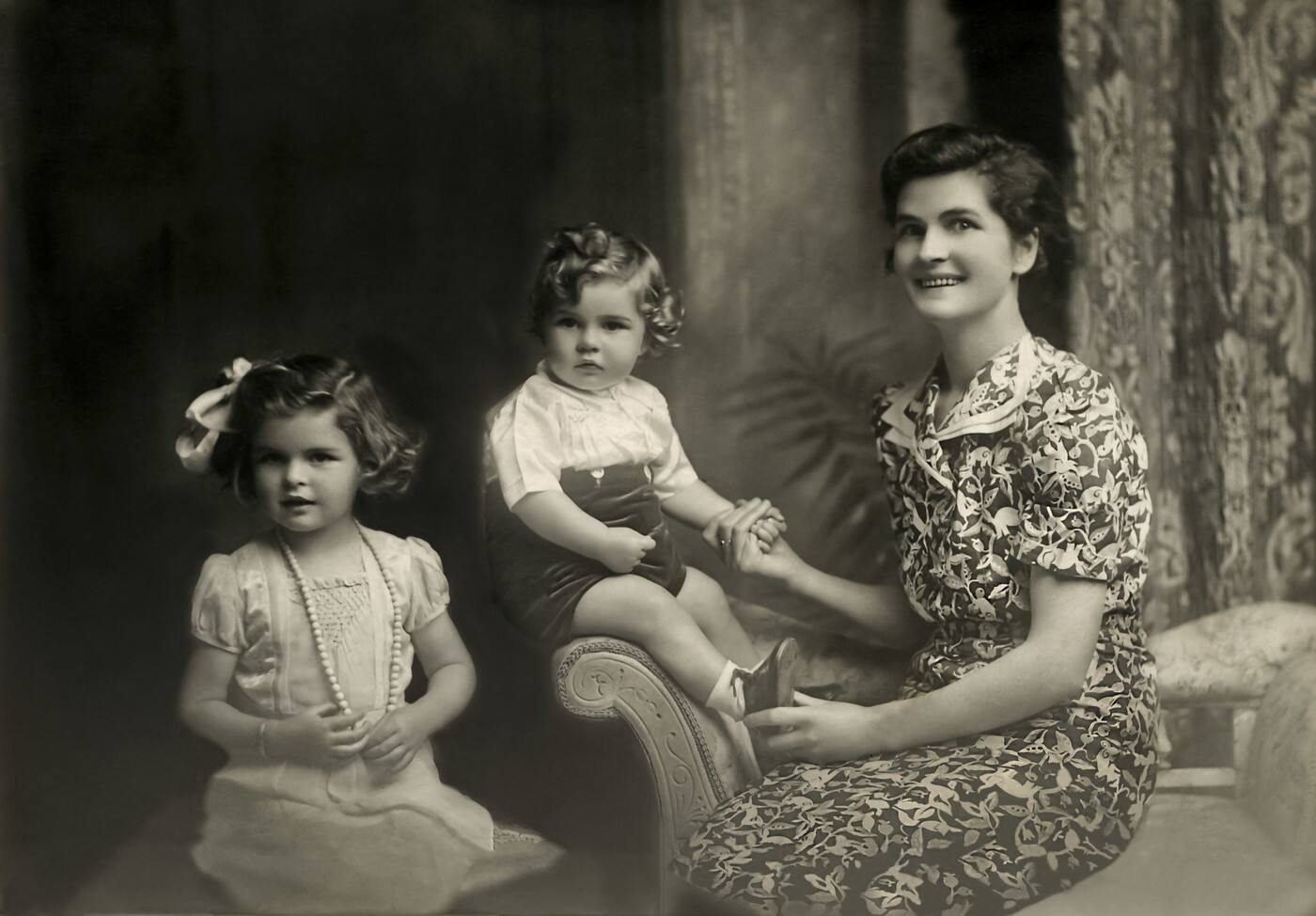 Family Photo Restoration - Logo