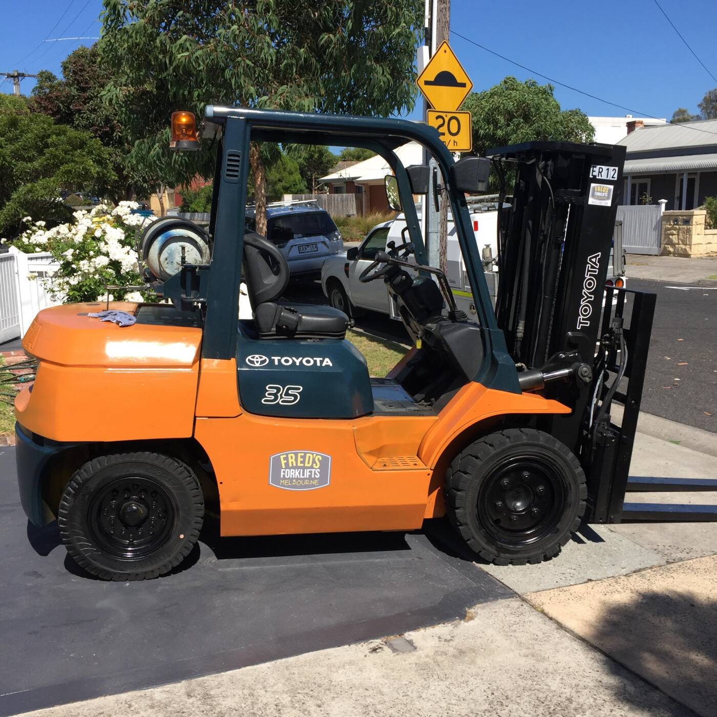 Fred's forklifts - Logo