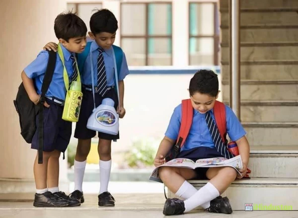 GAYATRI ENGLISH SCHOOL 71, BARGN MARG, BANI PARK, - Logo