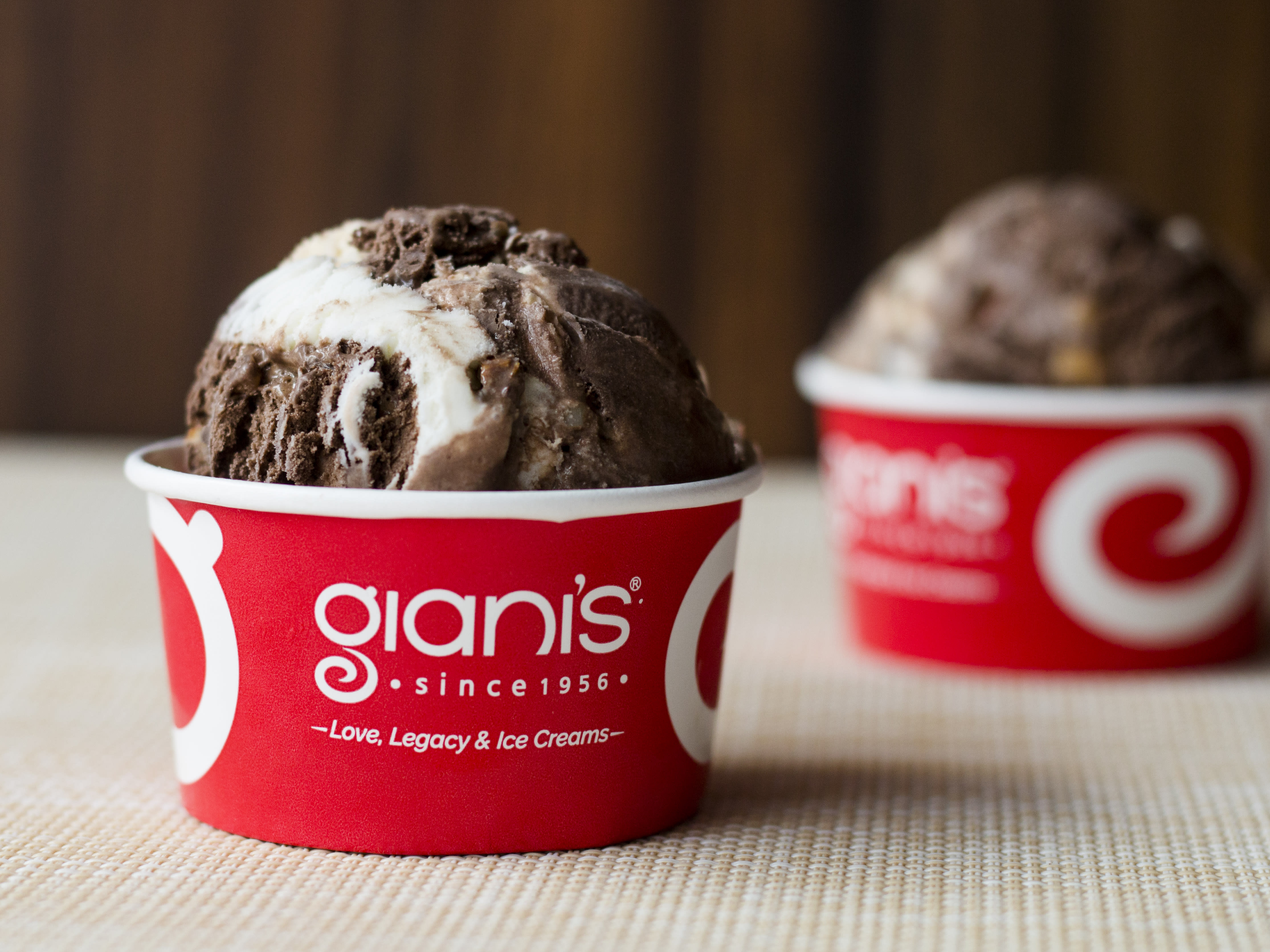 Gianis - Ice Cream, Shakes & Sundaes - Logo