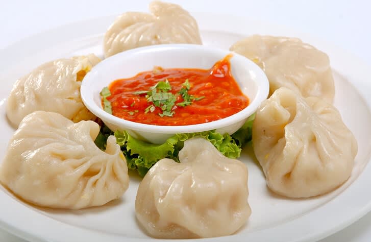 GIRI MOMOS WALA - Logo