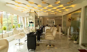 Golden Hive Luxury Unisex Salon - Cover photo