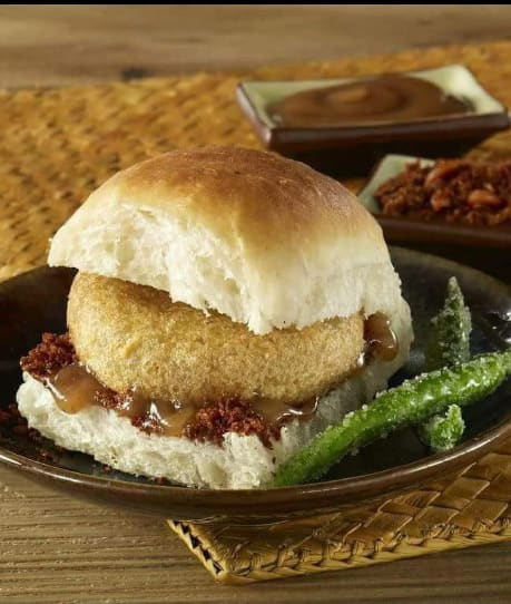 Golis Vada Pav no 1 - Logo