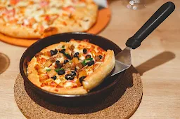 Gomzy Pizza Lounge - Logo