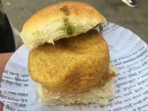 Graduate Vadapav - Logo