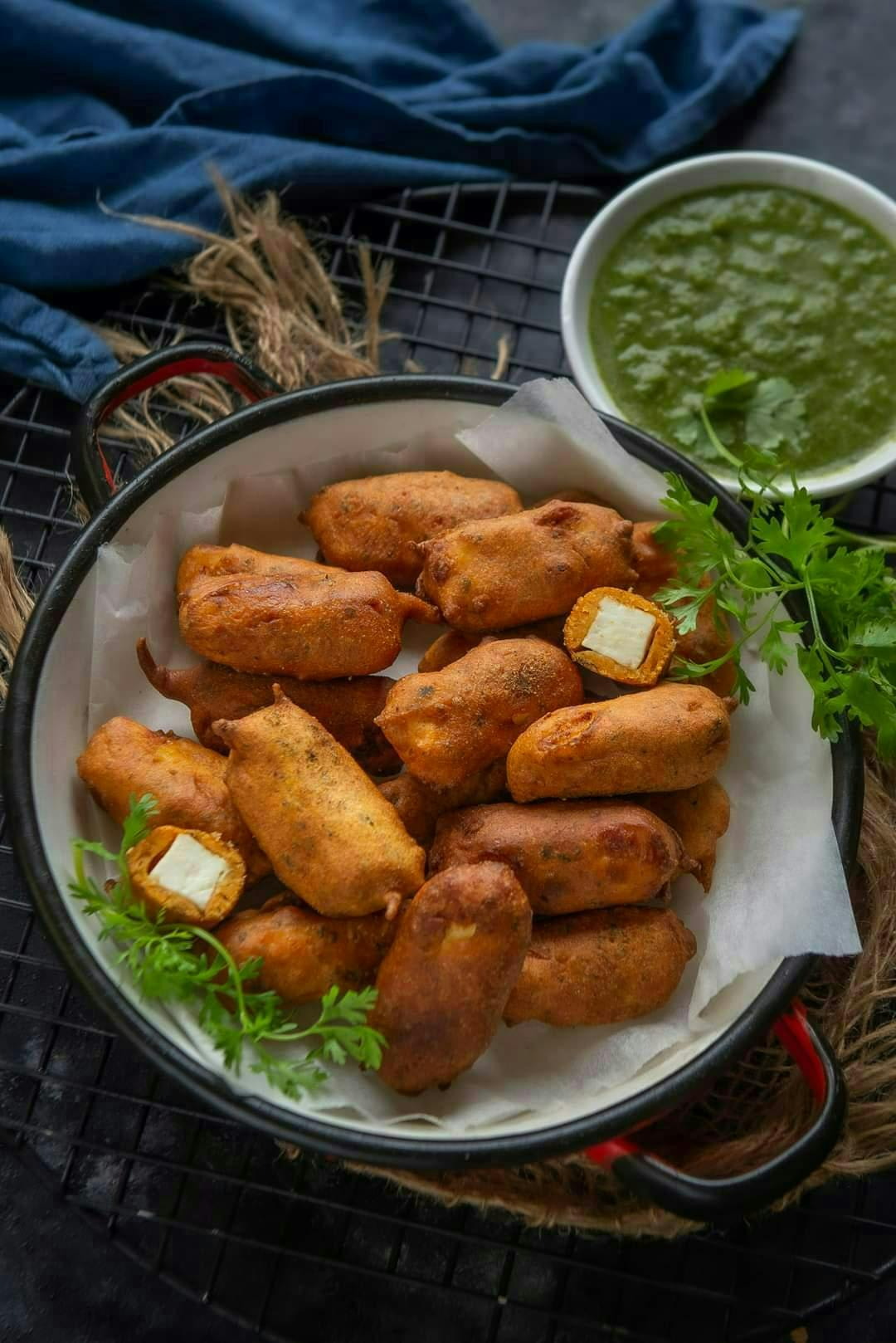 Gyan chand pakode wale - Logo