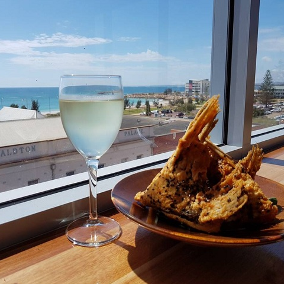 HarbourView Restaurant and Bar - Logo