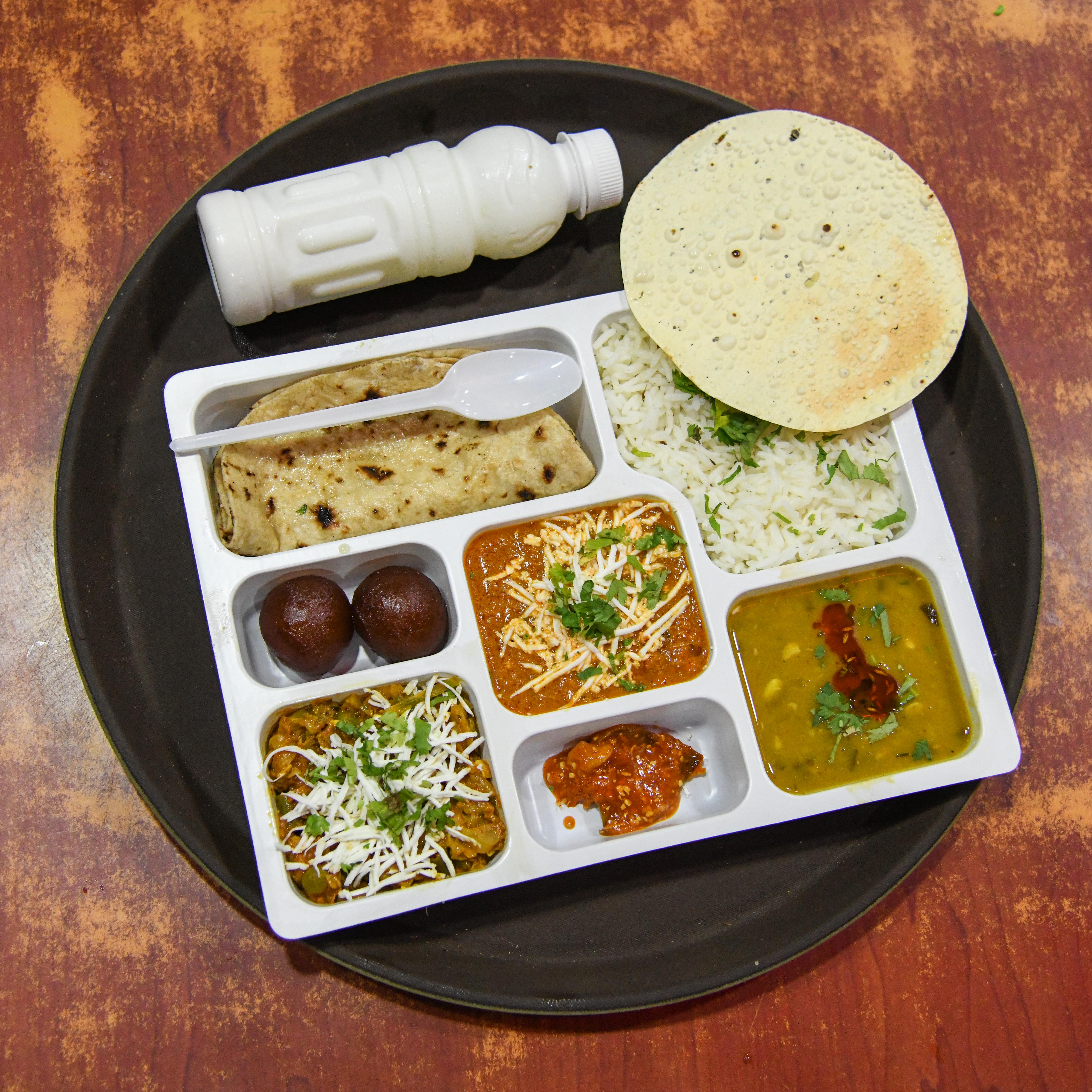 Home Town Meals - Logo
