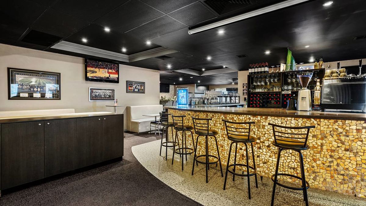 Hoops Sports Bar - Logo
