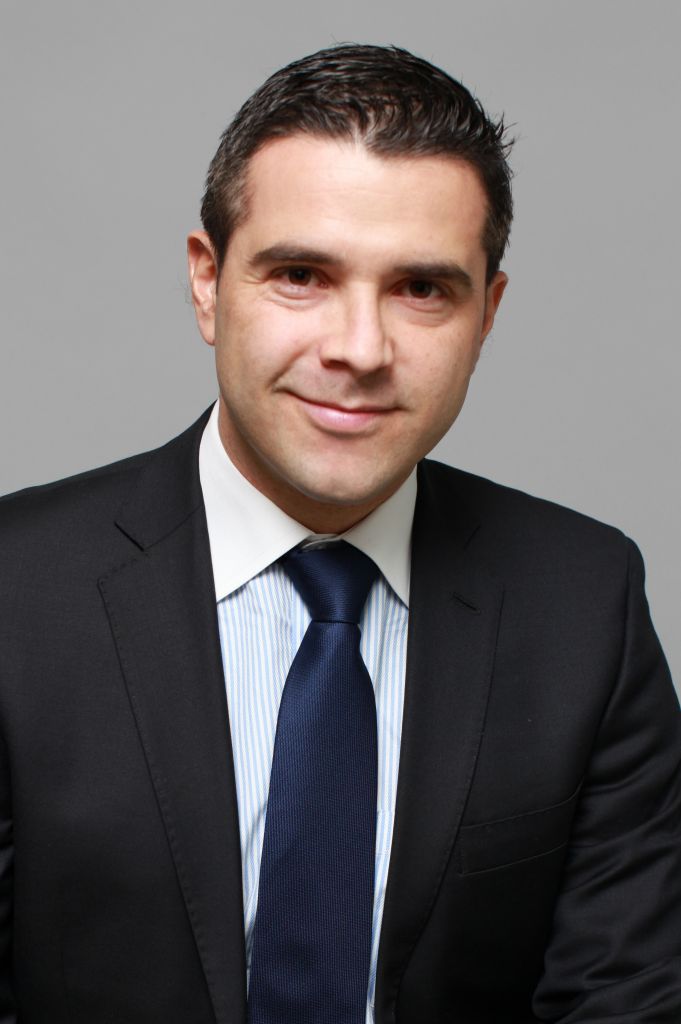 In Black &a; White Real Estate Team – Alvaro Mallarino - Logo