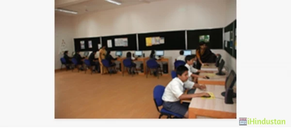 India International School - Logo