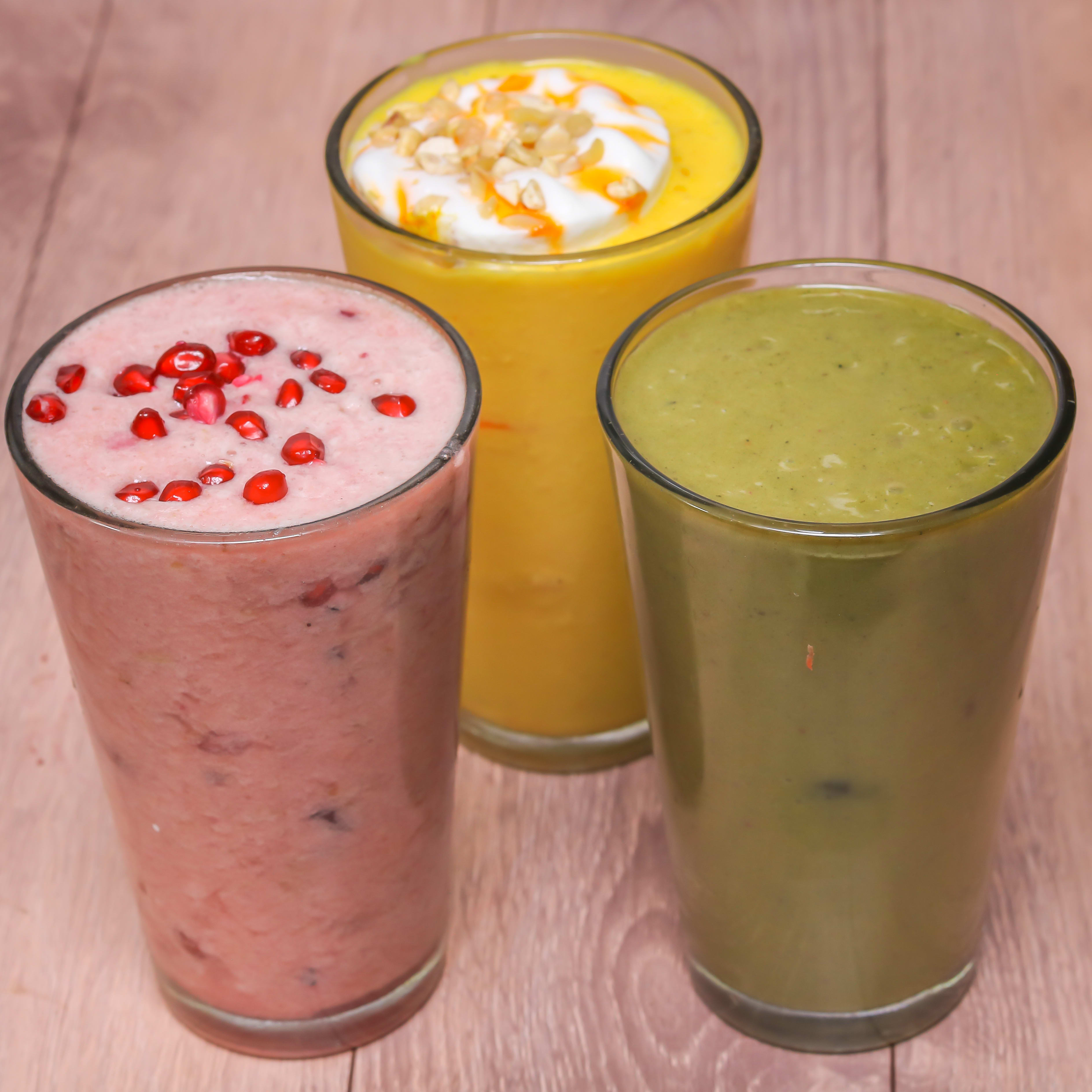 J J fruits and juices - Logo