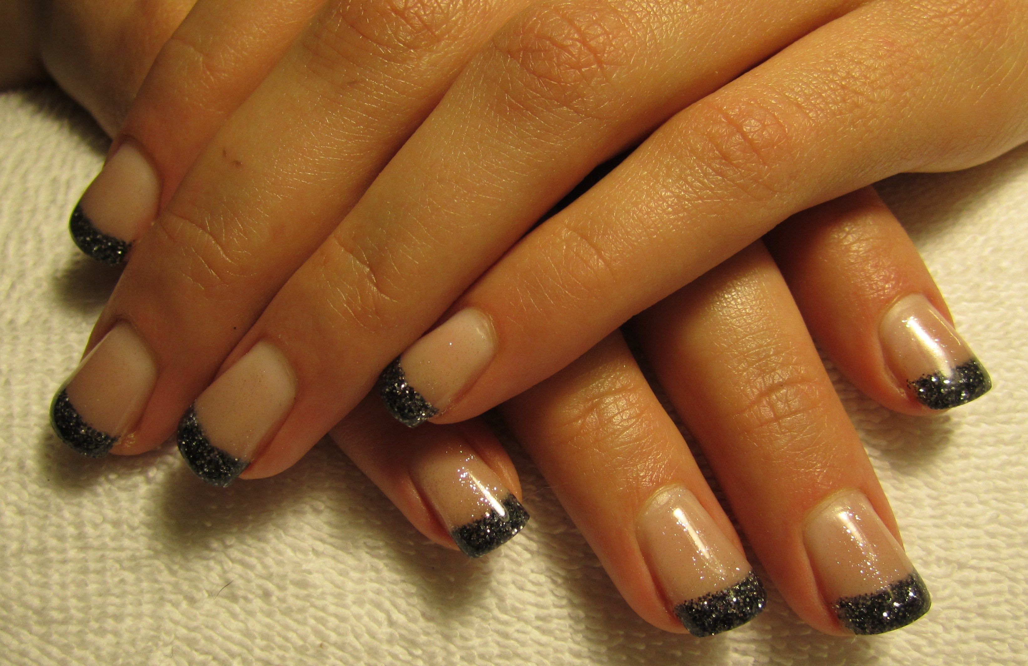 Kelowna Nails - Logo
