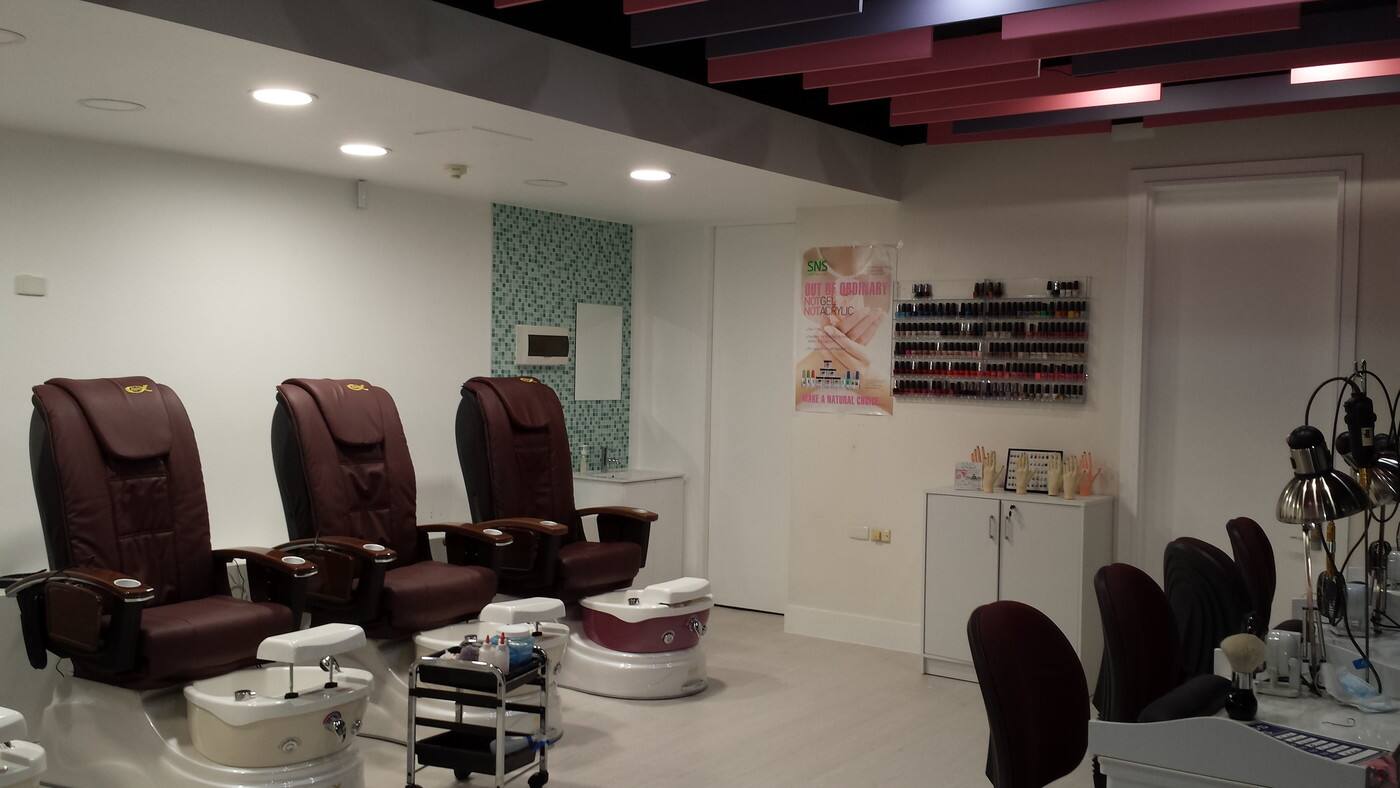 Kew Nails - Logo