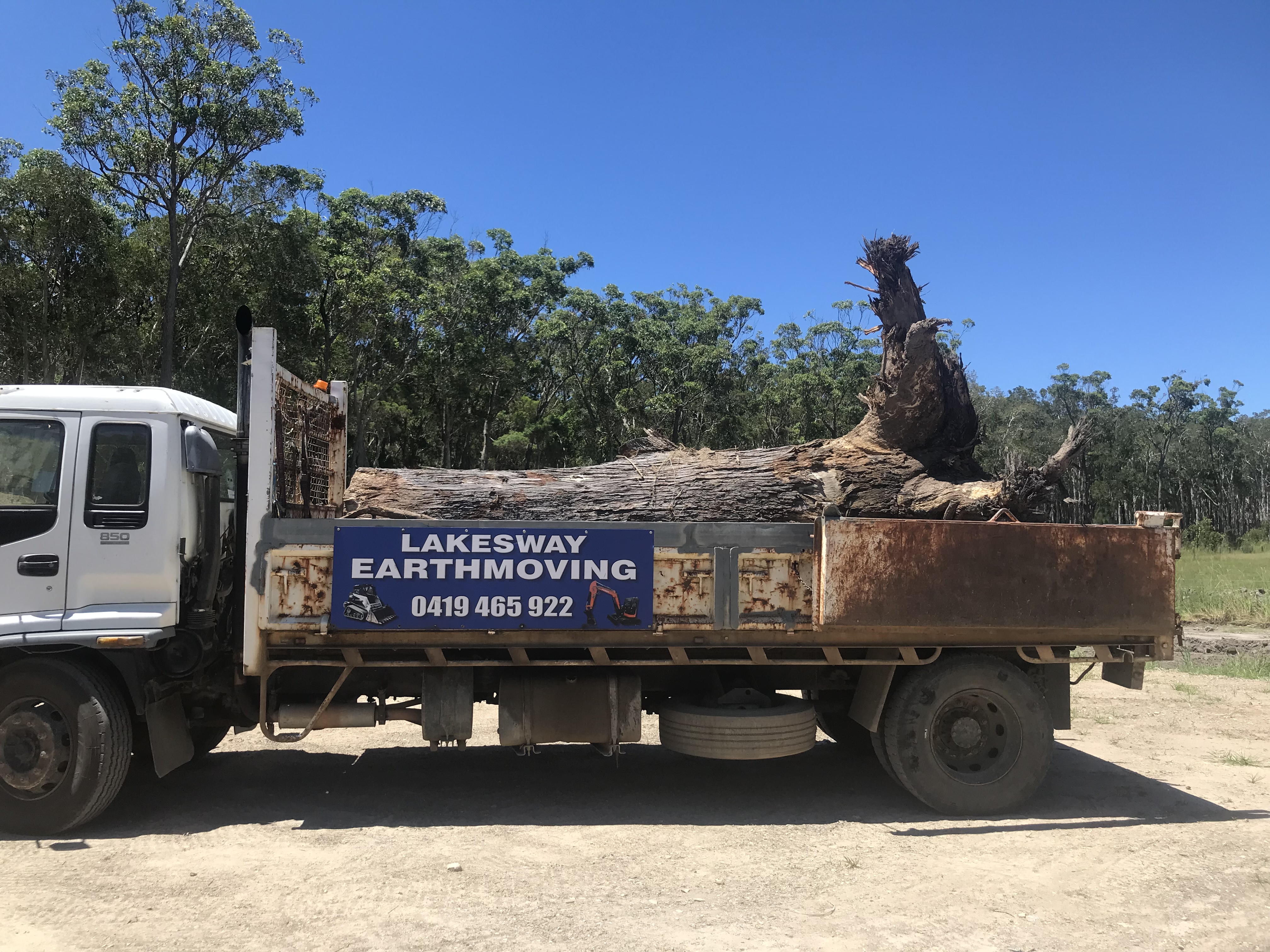 Lakesway Earthmoving - Logo