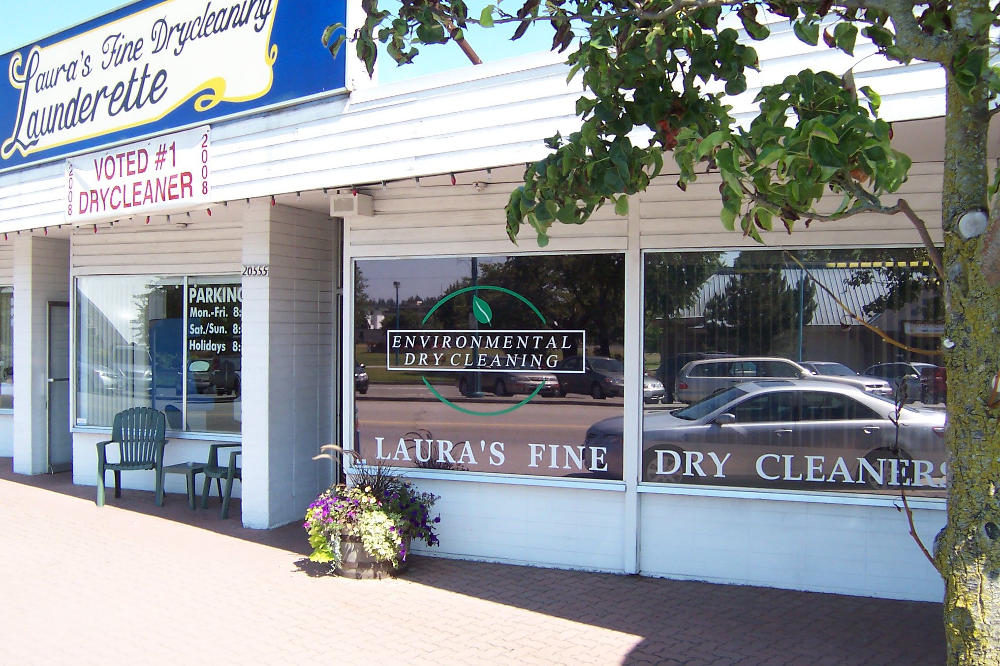 Laura&s;s Fine Drycleaning &a; Launderette - Logo