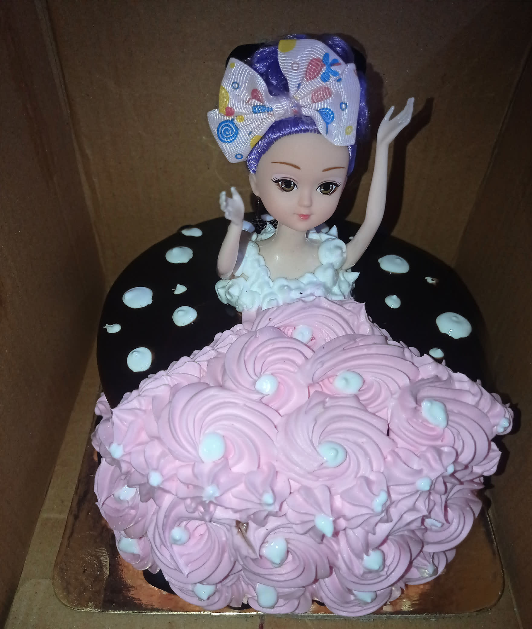 Lovish cake n bake - Logo