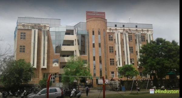 Lucky Institute of Professional Studies - Logo