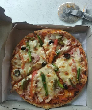 Mad Over Pizza - Logo