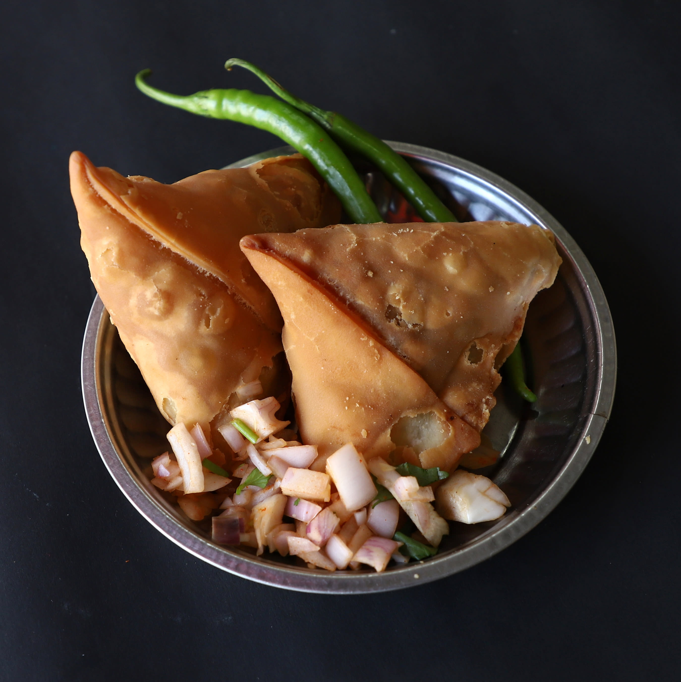 Manmohan samosa - Logo