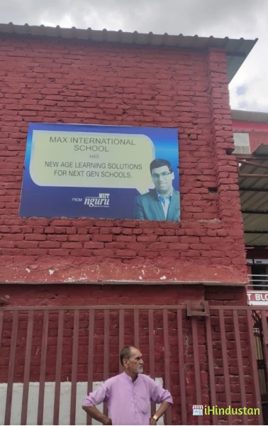 MAX International School - Logo