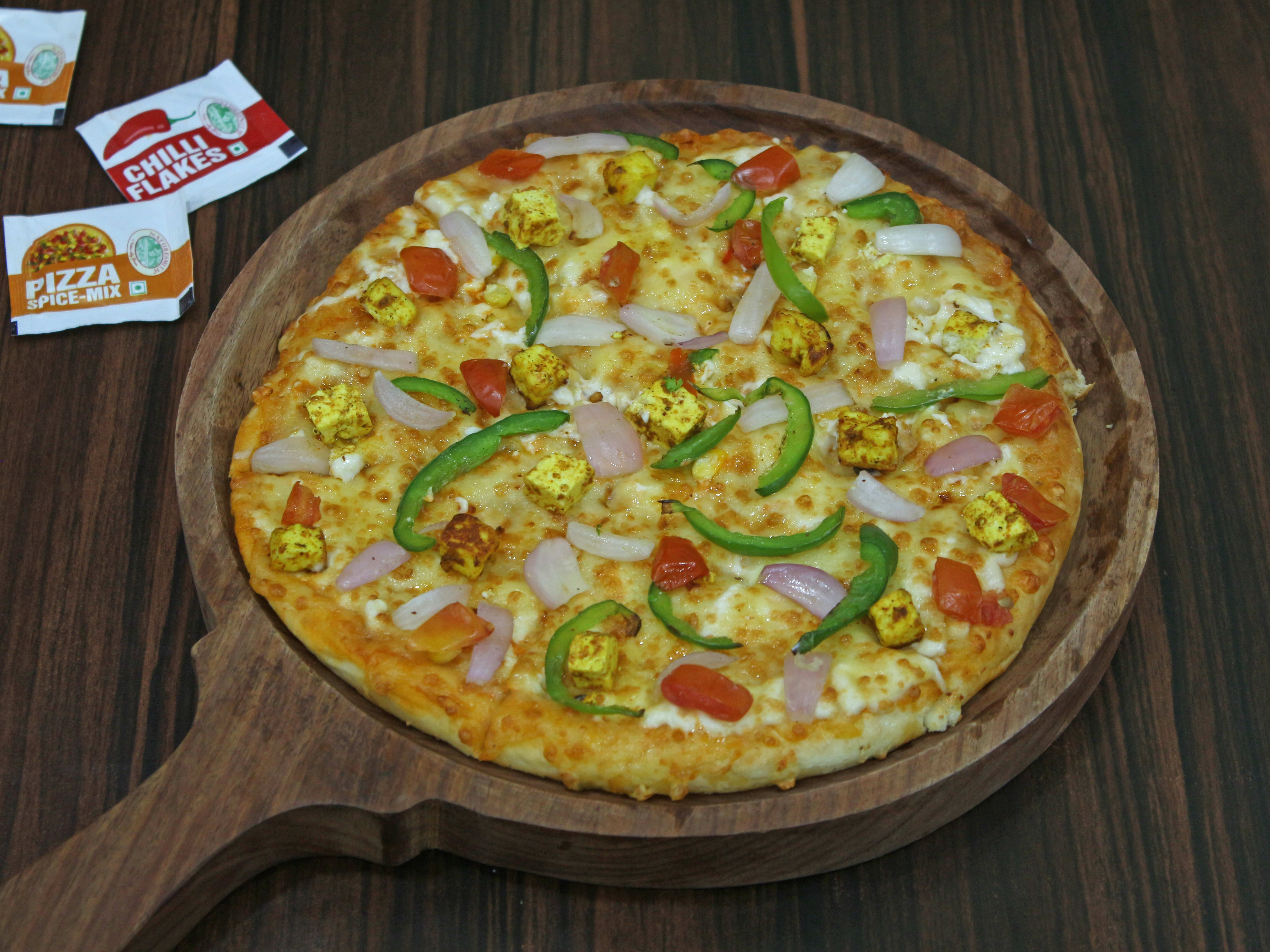 Meezzaah (Me and Mera Pizza) - Logo
