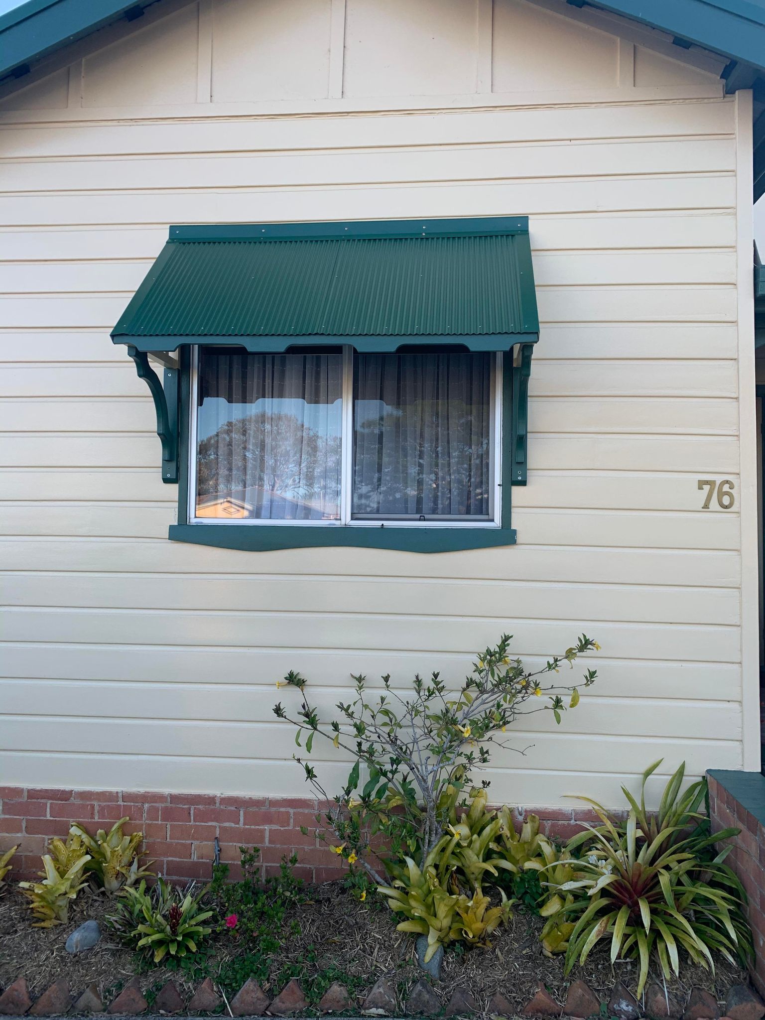 M & M Blinds & Awnings - Logo