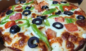 Mom's Pizza - Logo