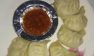 Momos Addaa - Logo