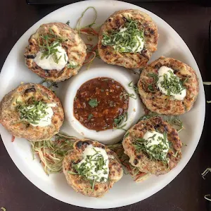 Momos Mafia - Logo