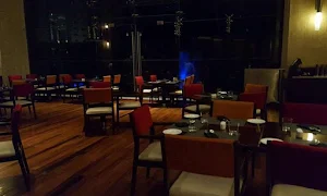 MoMo Cafe - Courtyard by Marriott - Logo